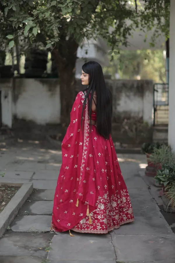 Stunning_Lehenga_crafted_from_premium_Vichitra_Simmer_fabric
