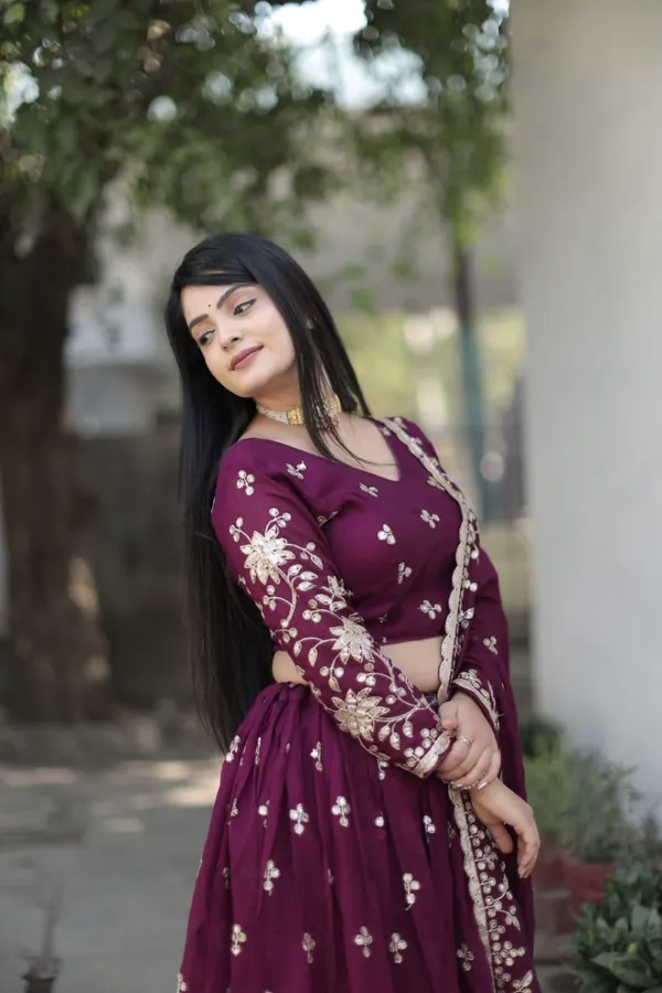 Stunning_Lehenga_crafted_from_premium_Vichitra_Simmer_fabric
