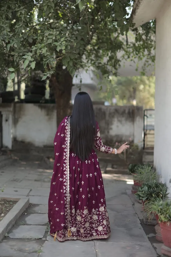 Stunning_Lehenga_crafted_from_premium_Vichitra_Simmer_fabric