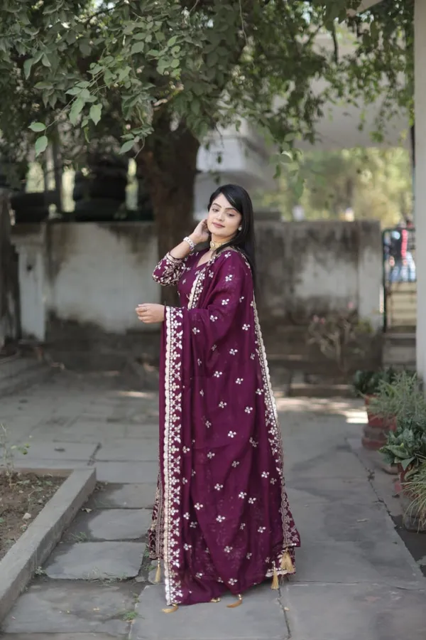 Stunning_Lehenga_crafted_from_premium_Vichitra_Simmer_fabric