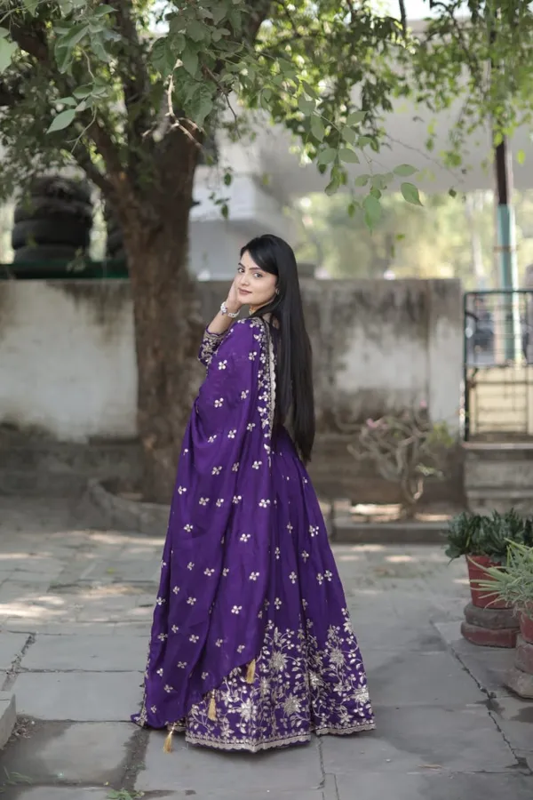 Stunning_Lehenga_crafted_from_premium_Vichitra_Simmer_fabric
