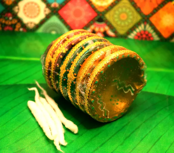 Pack_Of_6_Multicolor_Earthenware_&_Terracotta_Diya_Set