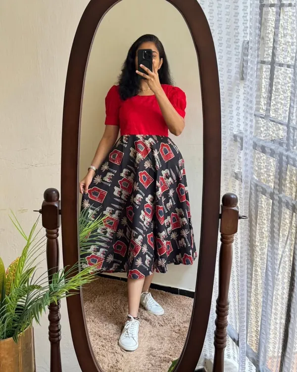 Red_and_Black_Beautiful_Hakoba_Middie/_Gown_For_Women