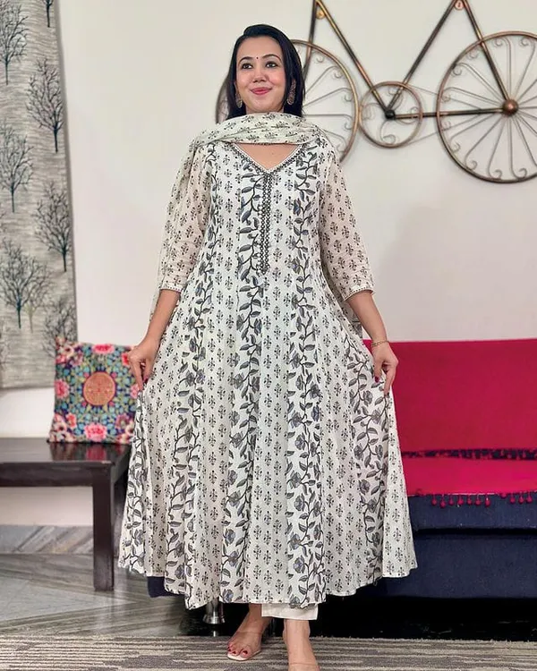 Beautiful_Printed_Cotton_Anarkali_Kurti_with_Pant_and_Mulmul_Dupatta