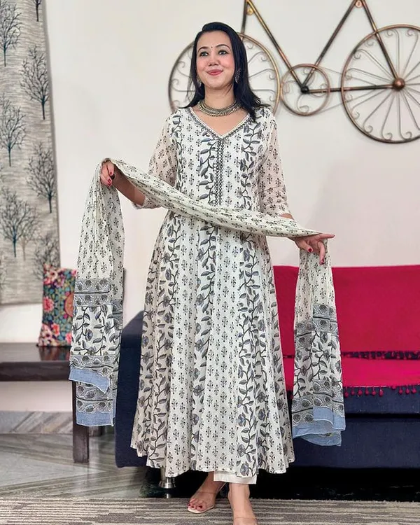 Beautiful_Printed_Cotton_Anarkali_Kurti_with_Pant_and_Mulmul_Dupatta
