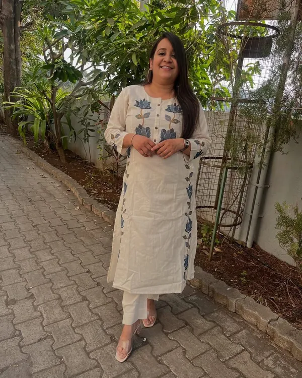 Off-White_Cotton_Flex_Embroidered_Kurti_and_Pant_Set_For_Women