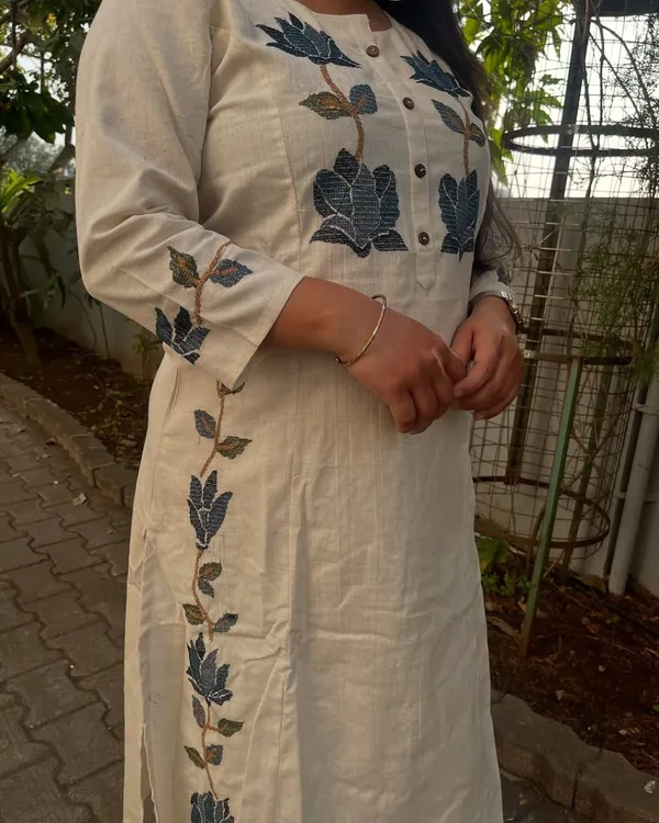 Off-White_Cotton_Flex_Embroidered_Kurti_and_Pant_Set_For_Women