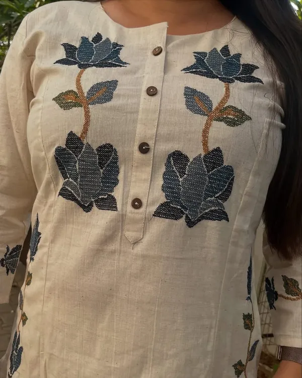 Off-White_Cotton_Flex_Embroidered_Kurti_and_Pant_Set_For_Women