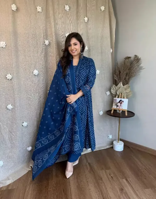 Cotton_Kurti_and_Pant_Paired_With_Mulmul_Dupatta