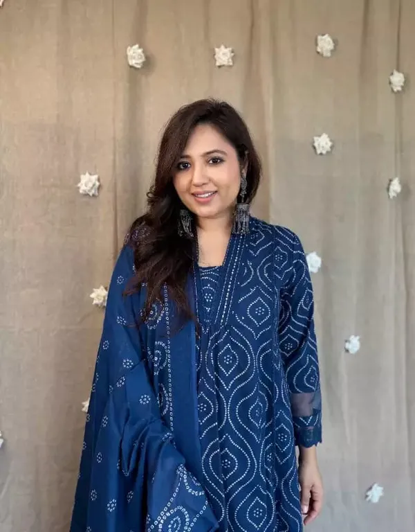Cotton_Kurti_and_Pant_Paired_With_Mulmul_Dupatta