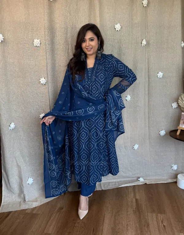Cotton_Kurti_and_Pant_Paired_With_Mulmul_Dupatta