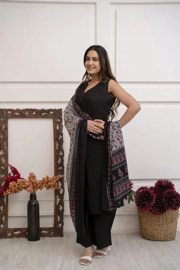Black_Cotton_Kurti_and_Pant_Pair_With_Mulmul_Dupatta_For_Women