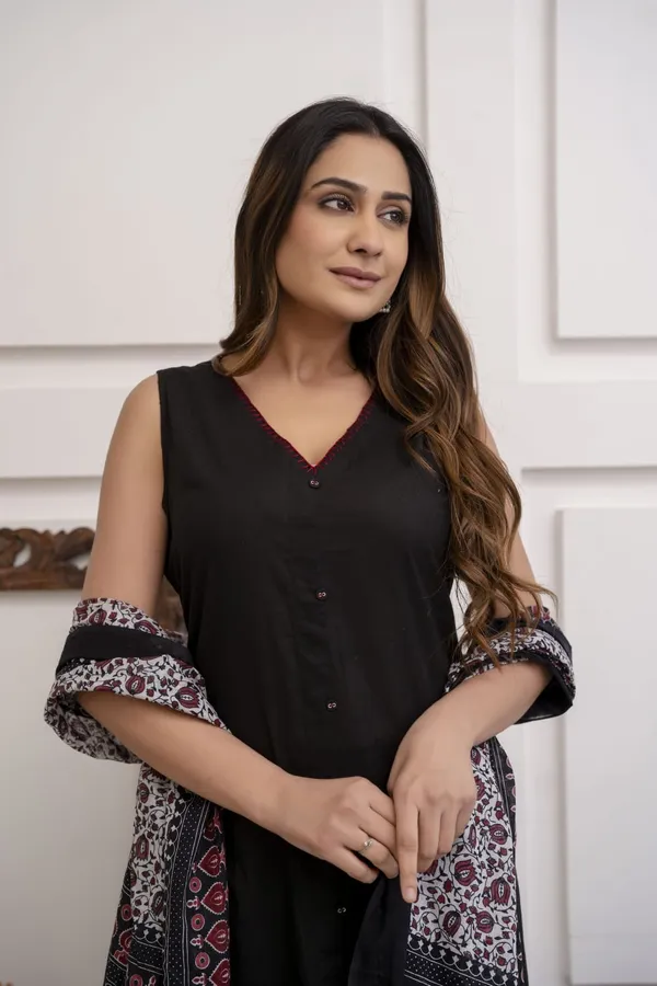 Black_Cotton_Kurti_and_Pant_Pair_With_Mulmul_Dupatta_For_Women
