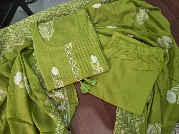 Green_Cotton_Printed_Pintucks_Kurti_and_Pant_Paiwith_Mulmul_Dupatta_For_Women