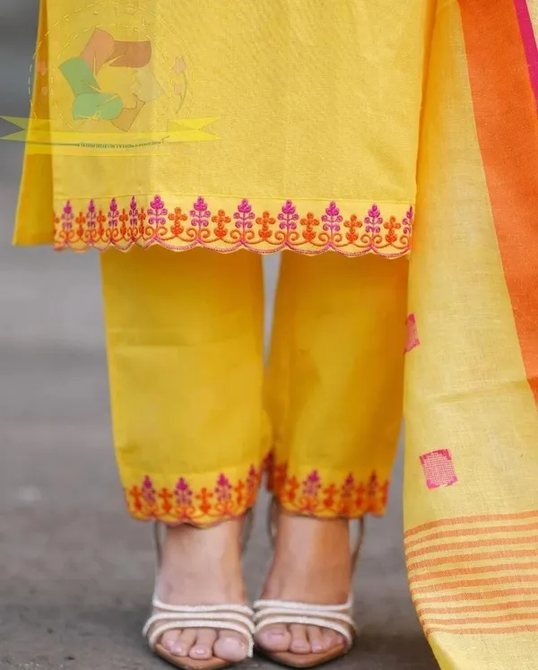 Handloom_Cotton_Kurti_and_Pant_Paired_with_Linen_Dupatta
