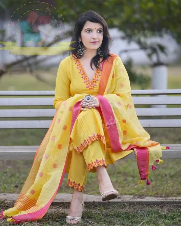 Handloom_Cotton_Kurti_and_Pant_Paired_with_Linen_Dupatta
