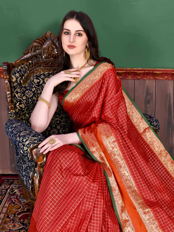 Red_Soft_Silk_Daman_Style_For_Beautiful_Women_With_Zari_Weaving_Pallu_Saree