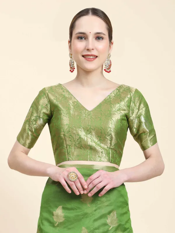 Dark_Green_Organza_Silk_Fabric_With_Zari_Weaving_Rich_Pallu_And_Contrast_Meenakri_Weaving_Border_Saree