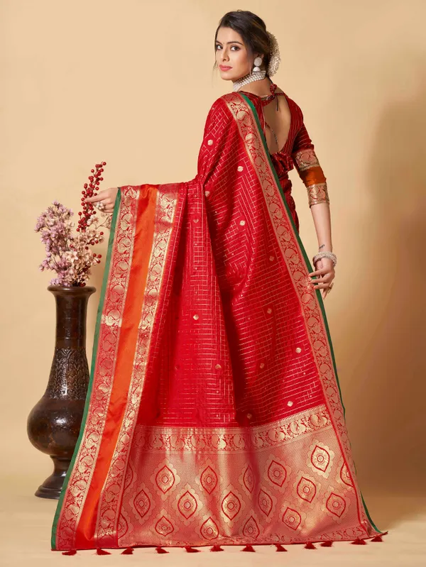 Red_Kanjivaram_Silk_Fabric_With_Zari_Weaiwng_Rich_Pallu_And_Contrast_Zari_Weaiwng_Border_Saree