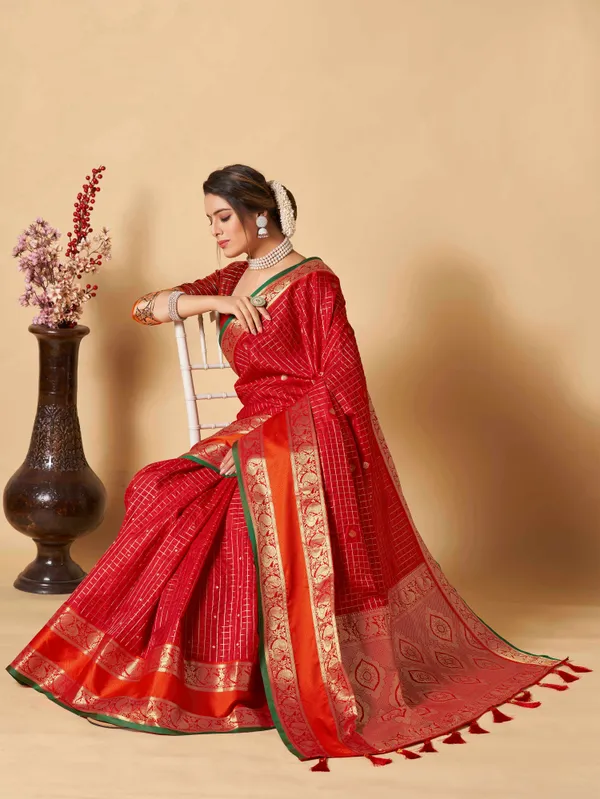 Red_Kanjivaram_Silk_Fabric_With_Zari_Weaiwng_Rich_Pallu_And_Contrast_Zari_Weaiwng_Border_Saree