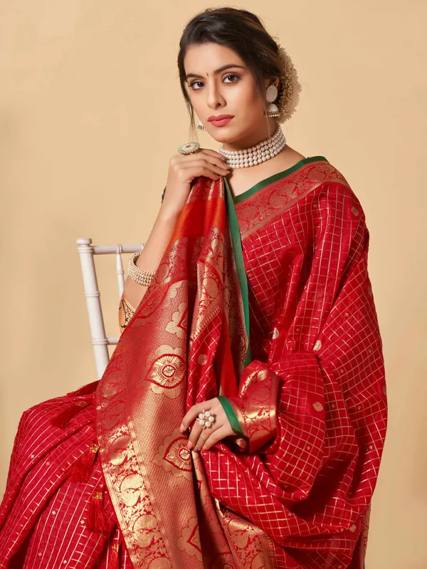 Red_Kanjivaram_Silk_Fabric_With_Zari_Weaiwng_Rich_Pallu_And_Contrast_Zari_Weaiwng_Border_Saree