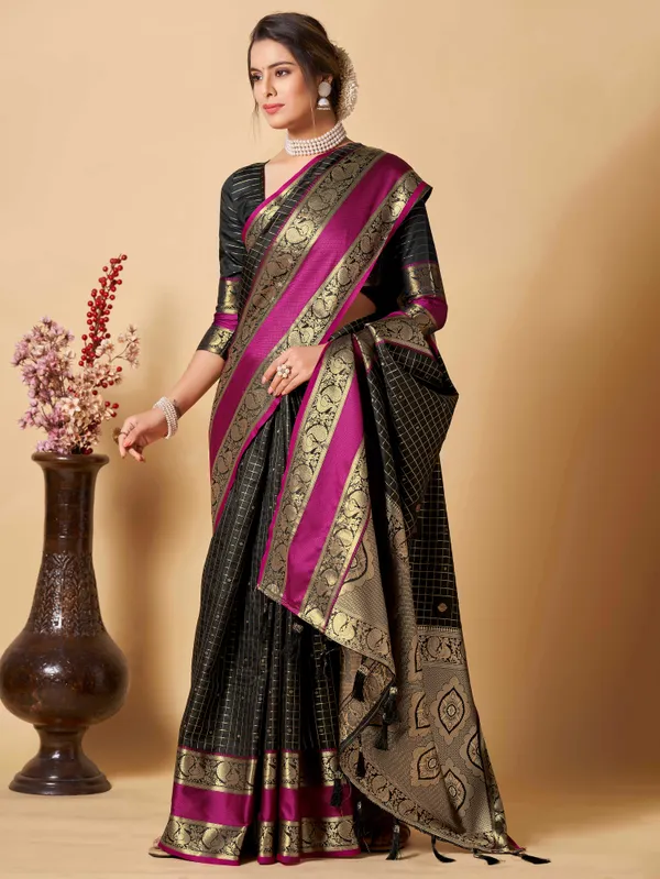 Black_Kanjivaram_Silk_Fabric_With_Zari_Weaiwng_Rich_Pallu_And_Contrast_Zari_Weaiwng_Border_Saree