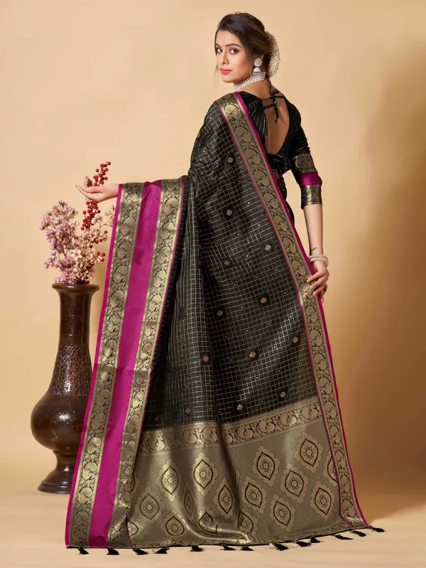 Black_Kanjivaram_Silk_Fabric_With_Zari_Weaiwng_Rich_Pallu_And_Contrast_Zari_Weaiwng_Border_Saree