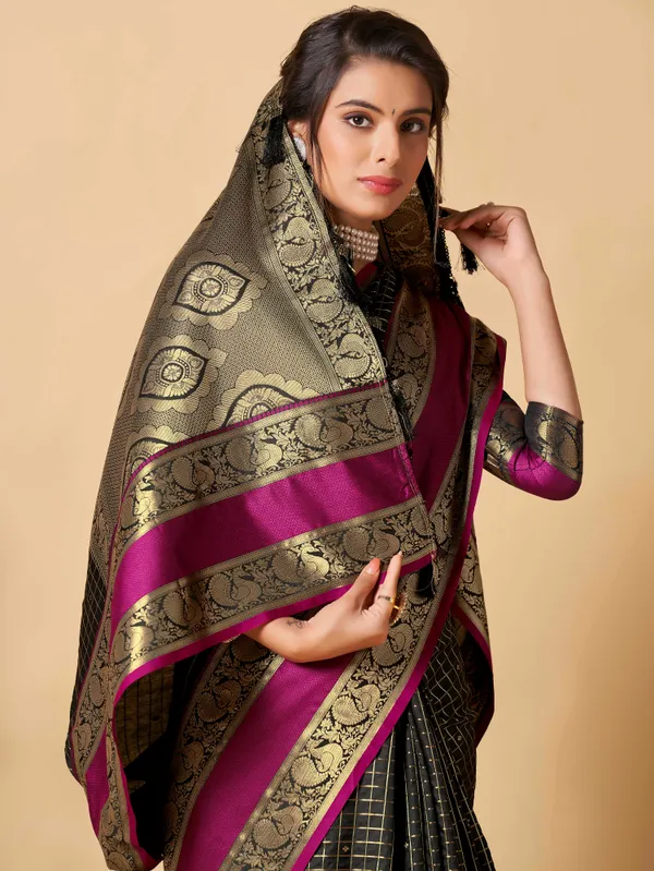 Black_Kanjivaram_Silk_Fabric_With_Zari_Weaiwng_Rich_Pallu_And_Contrast_Zari_Weaiwng_Border_Saree