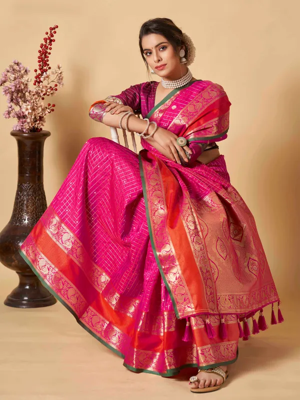 Pink_Kanjivaram_Silk_Fabric_With_Zari_Weaiwng_Rich_Pallu_And_Contrast_Zari_Weaiwng_Border_Saree