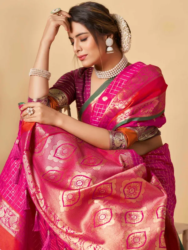 Pink_Kanjivaram_Silk_Fabric_With_Zari_Weaiwng_Rich_Pallu_And_Contrast_Zari_Weaiwng_Border_Saree