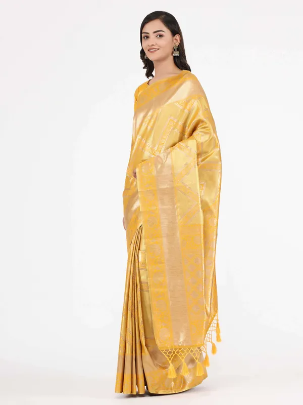 Yellow_Kanjeevarm_Silk_With_Geometric_Pallu_And_Lehriya_Weaving_Body_Saree