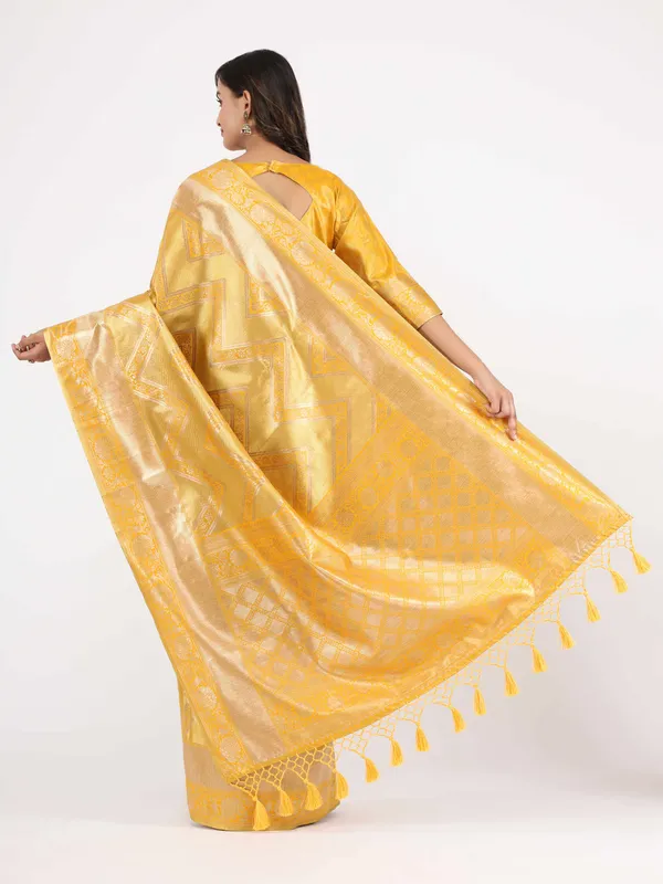 Yellow_Kanjeevarm_Silk_With_Geometric_Pallu_And_Lehriya_Weaving_Body_Saree