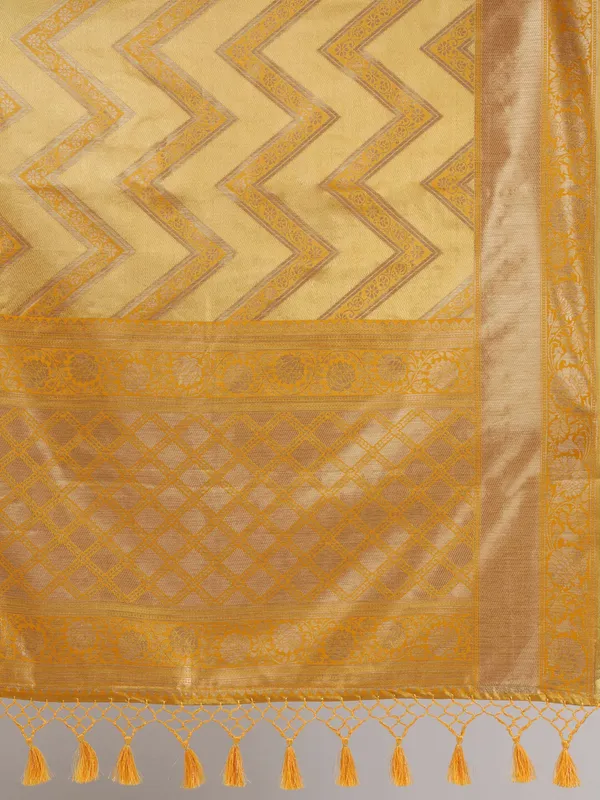 Yellow_Kanjeevarm_Silk_With_Geometric_Pallu_And_Lehriya_Weaving_Body_Saree