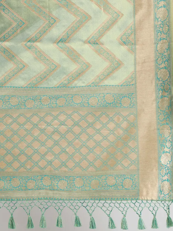 C-Green_Kanjeevarm_Silk_With_Geometric_Pallu_And_Lehriya_Weaving_Body_Saree