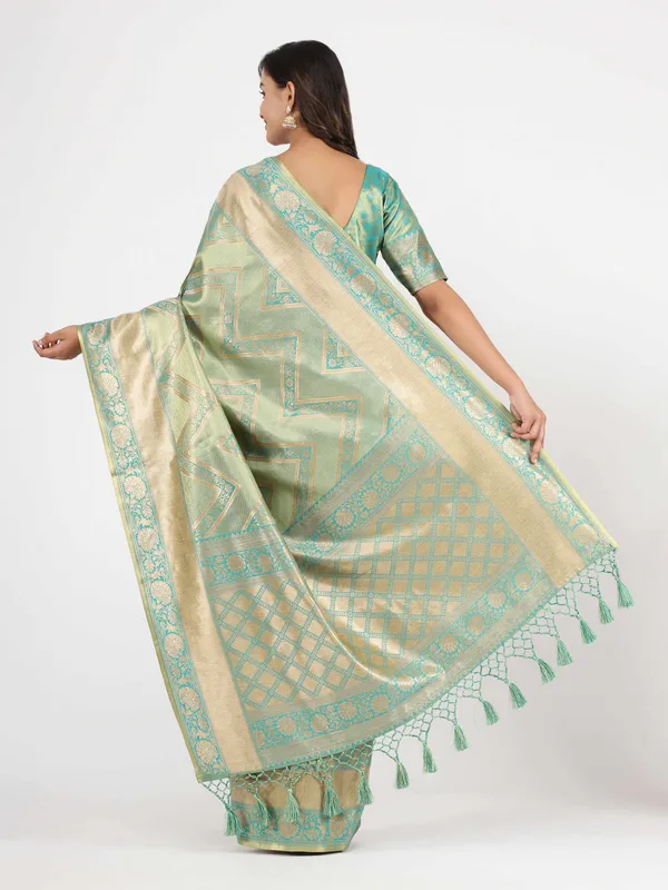 C-Green_Kanjeevarm_Silk_With_Geometric_Pallu_And_Lehriya_Weaving_Body_Saree