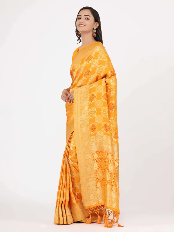 Mustard_Beautiful_Bandhani_Weaving_Pallu_Designer_Saree