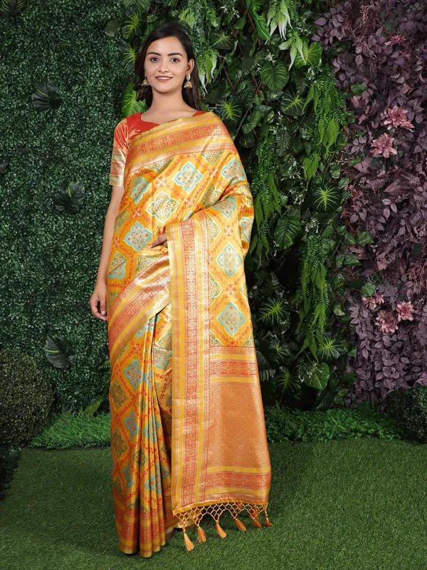 Yellow_By_Red_Patola_Weaving_In_Kanjeevaram_Silk_With_Beautiful_Patola_And_Geomeric_Pallu_Saree