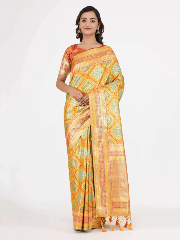 Yellow_By_Red_Patola_Weaving_In_Kanjeevaram_Silk_With_Beautiful_Patola_And_Geomeric_Pallu_Saree