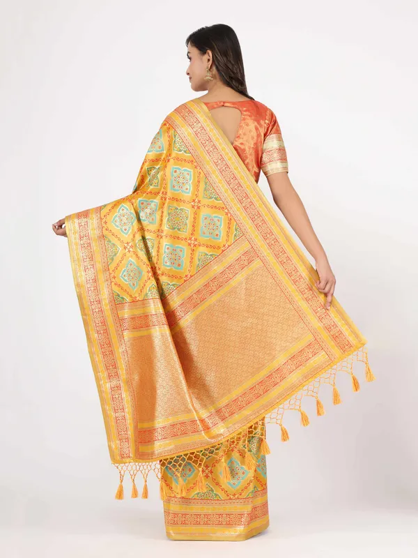 Yellow_By_Red_Patola_Weaving_In_Kanjeevaram_Silk_With_Beautiful_Patola_And_Geomeric_Pallu_Saree