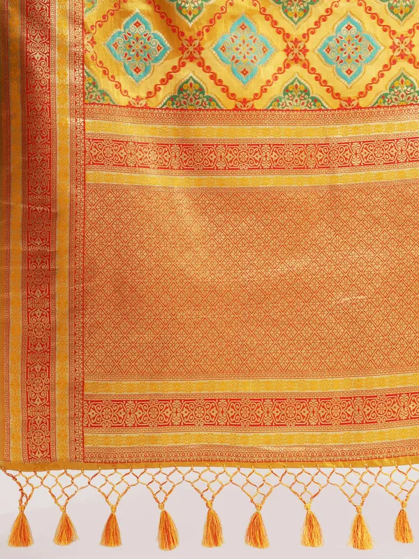Yellow_By_Red_Patola_Weaving_In_Kanjeevaram_Silk_With_Beautiful_Patola_And_Geomeric_Pallu_Saree