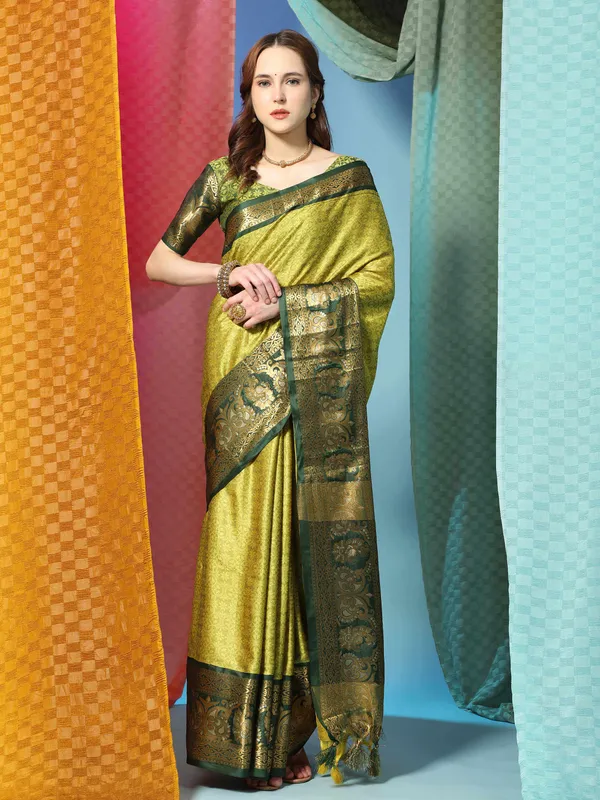 Lemon_Green_Soft_Silk_With_Attractive_Contrast_Dual_Tone_Jari_Border_Saree