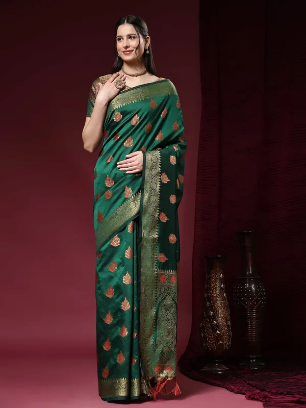 Green_Beautiful_Gold_Zari_Weaving_Jacquard_Border_And_Mina_Butta_Tassle_Saree