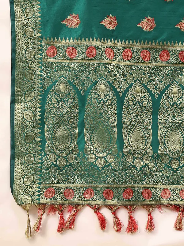 Green_Beautiful_Gold_Zari_Weaving_Jacquard_Border_And_Mina_Butta_Tassle_Saree