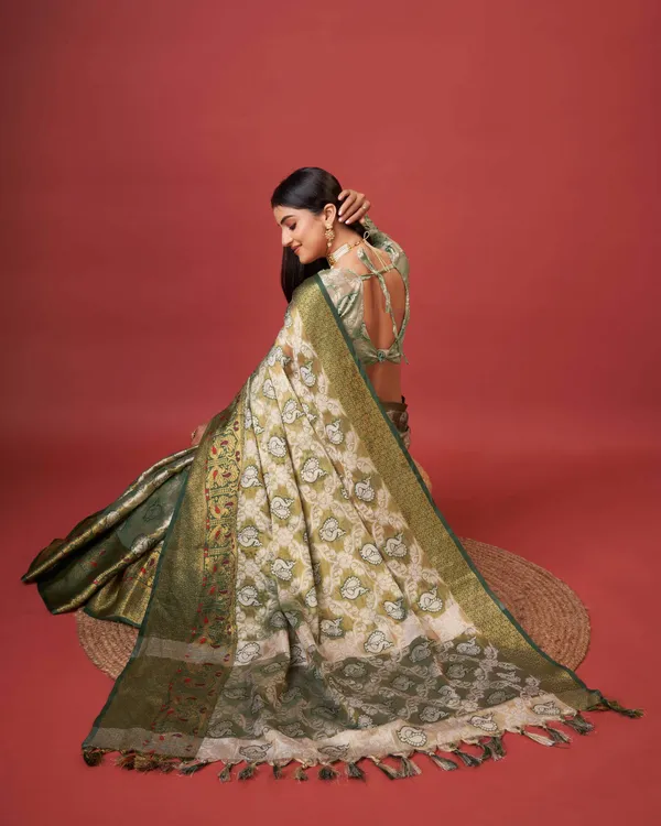 Green_Pure_Organza_Silk_With_Zari_Pallu_And_Rich_Zari_Wooven_Border_With_Weaving_Design_Tassle_Saree