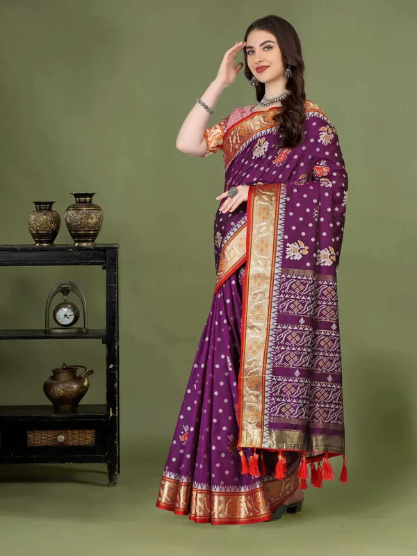 Majanta_Soft_Patola_Silk_With_Meenakari_Zari_Weaving_Motifs_And_Rich_Zari_Weaving_Pallu_Saree