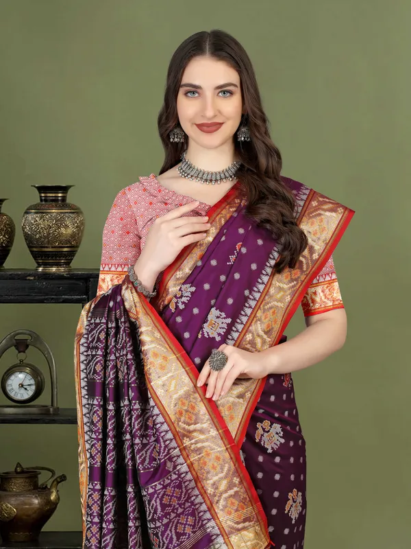 Majanta_Soft_Patola_Silk_With_Meenakari_Zari_Weaving_Motifs_And_Rich_Zari_Weaving_Pallu_Saree