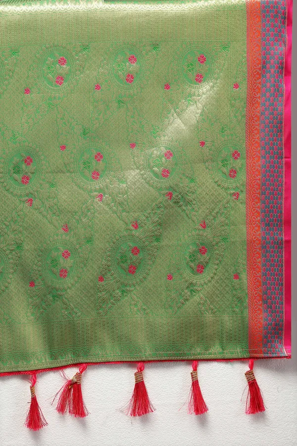Peach_Soft_Kanjivaram_Silk_With_Zari_Weaving_Design_And_Rich_Zari_Weaving_Pallu_Border_Saree