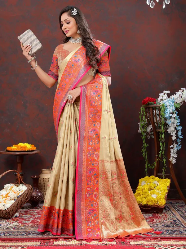 Cream_Soft_Kanjivaram_Silk_With_Zari_Weaving_Design_And_Rich_Zari_Weaving_Pallu_Border_Saree