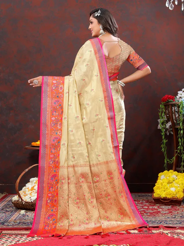 Cream_Soft_Kanjivaram_Silk_With_Zari_Weaving_Design_And_Rich_Zari_Weaving_Pallu_Border_Saree