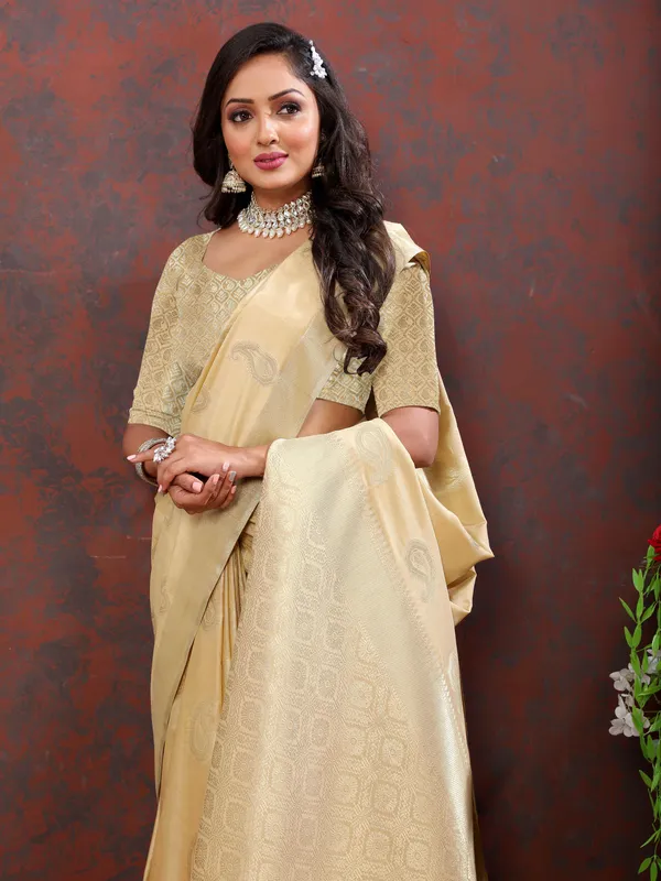 Cream_Soft_Cotton_With_Zari_Weaving_Design_And_Rich_Zari_Weaving_Pallu_Saree